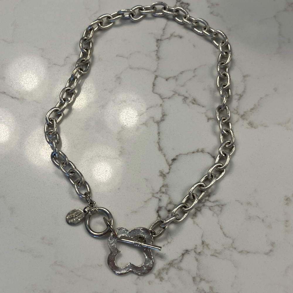 Elegant Silver Necklace with Floral Pendant